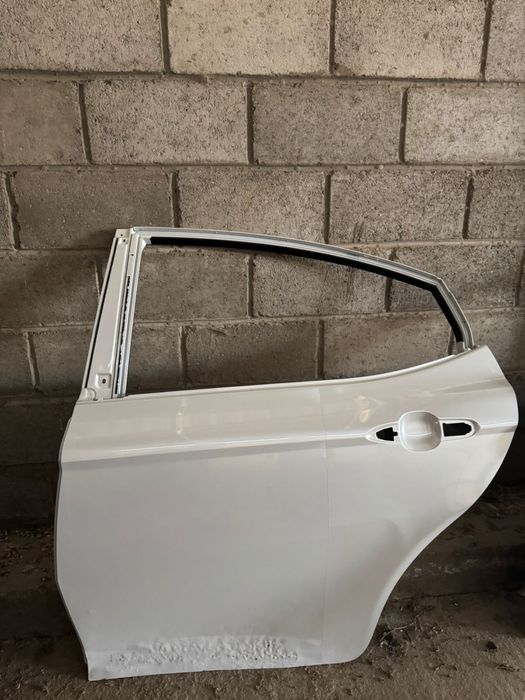 продам двери и крыло камри 80