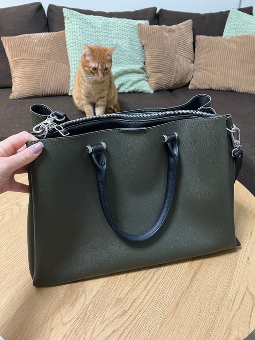 Дамска чанта в тъмнозелен цвят с дълга презрамка