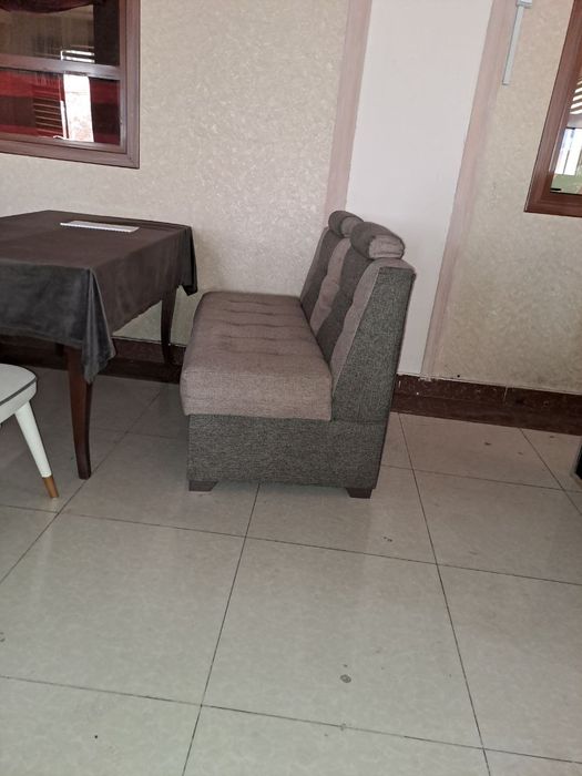 Продаеться столы стеклянные деваны стулья белые и коричневые  и бар