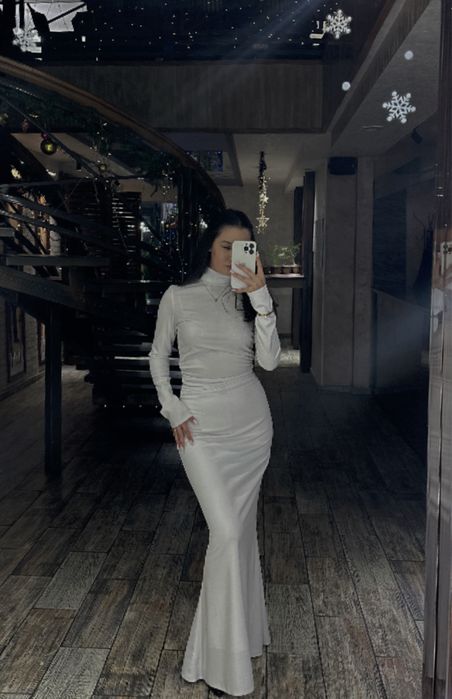 Длинное подтягиваюший белое платье