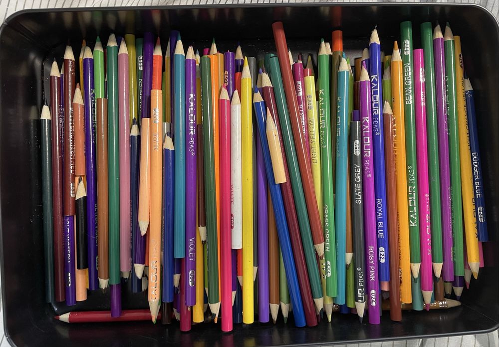 Продавам 180 цветни професионални молива