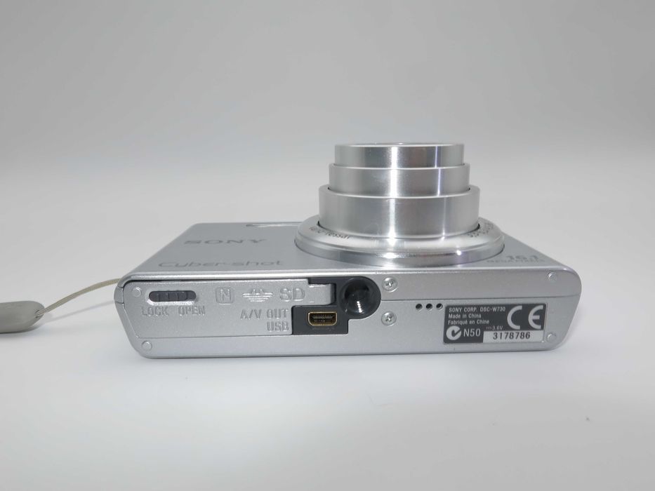 Sony Cyber-Shot W730 сребърен ултра компактен цифров фотоапарат, дигитална камера, в отлично състояние, пълен комплект, работи перфектно!