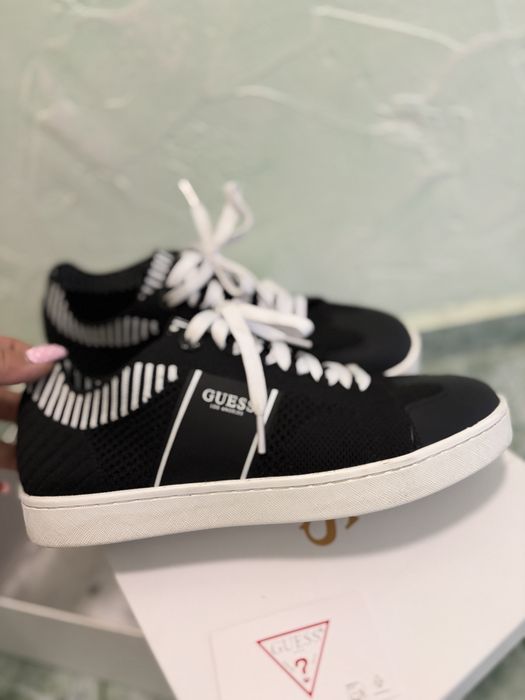 Сникърси Guess.