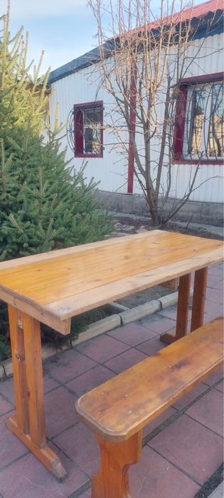 Деревянные столы, скамейки