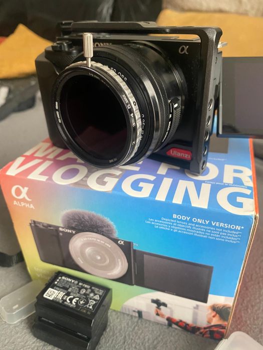 Sony Zv-e10 cu obiectiv de 16-50mm + accesorii