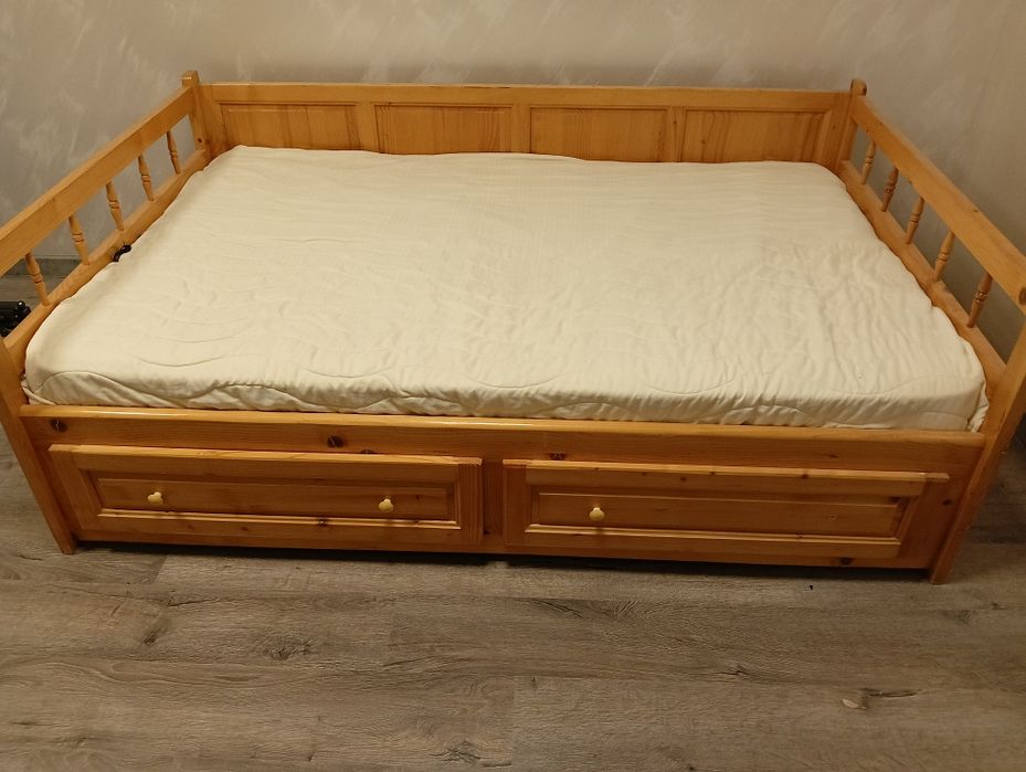 Легло с матрак от дърво