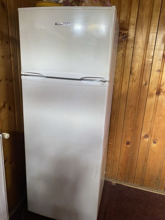 Frigider + congelator in partea de sus
