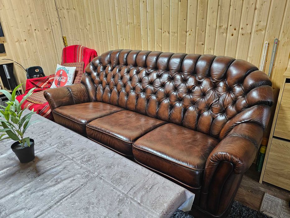 Кожен диван Честърфийлд