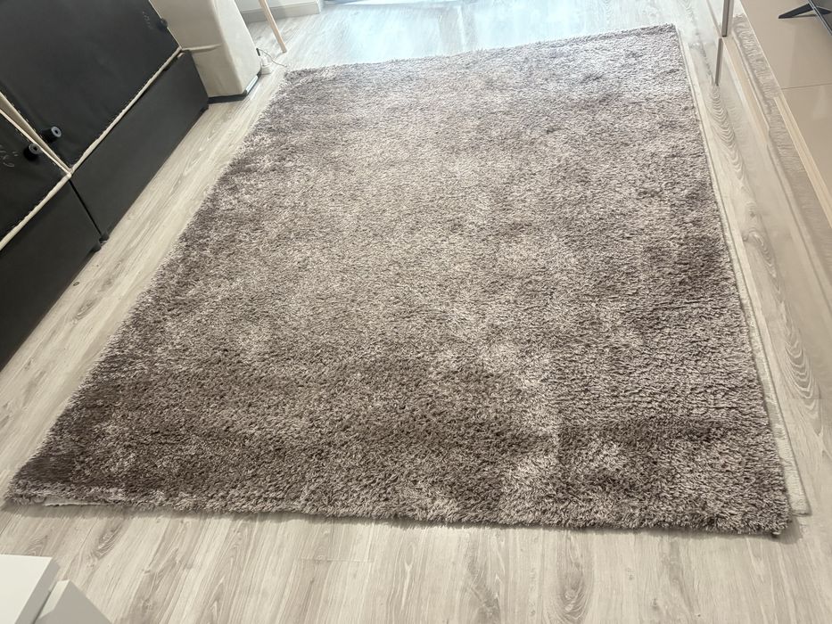 Vand covor latos 300 lei dimensiuni 270 latime cu 200 lungime culoare marou