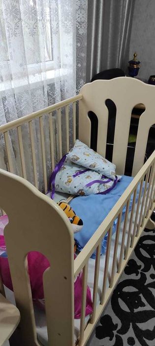 продам детская кровать бежевого цвета.