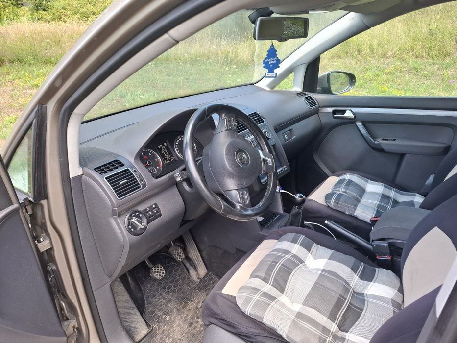 Vând vw Touran 2011