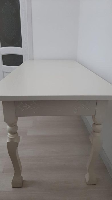 Продам стол для гостиной