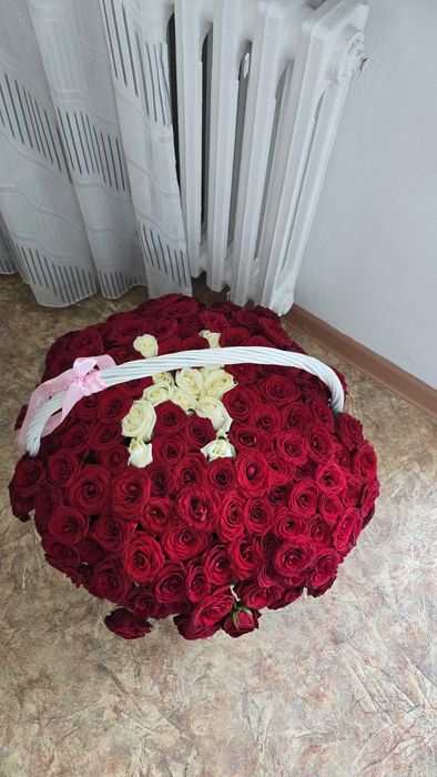Продам 151 розу в корзине свежие очень