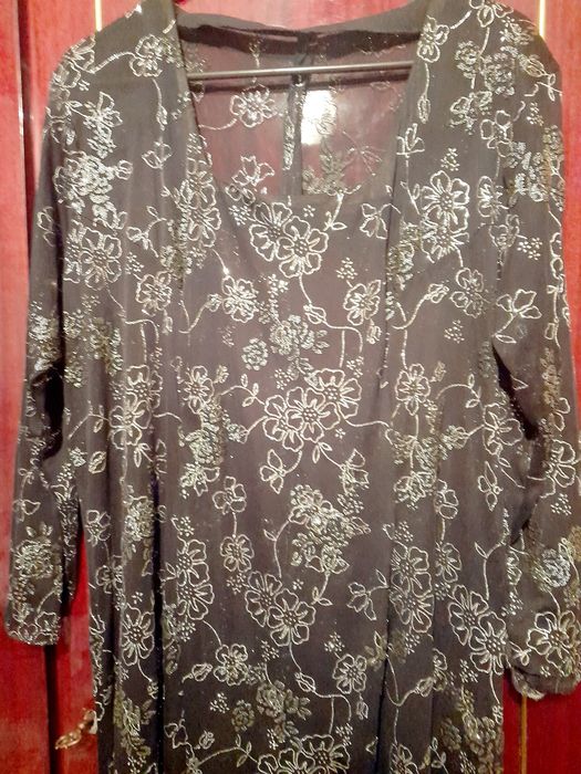 Rochie de ocazie,48-50 mătase neagra brodata cu argintiu.