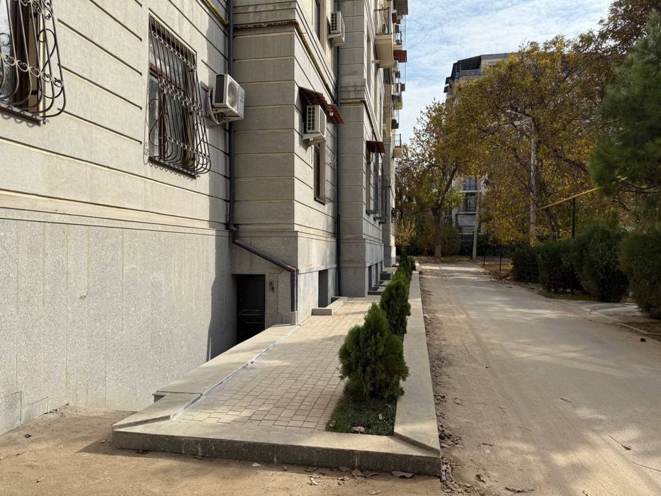 Чиланзар 10 квартл Продаётся нежилое помещение на цокольном этаже дома