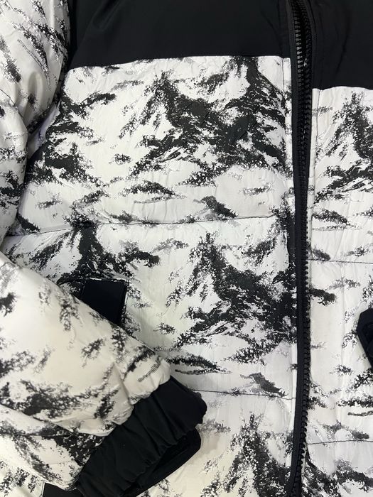 Късо зимно яке налично в размери M,Lи XL