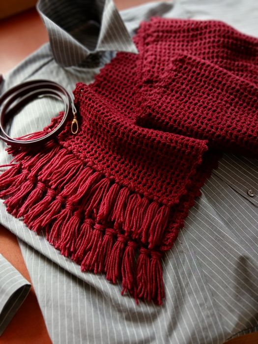 Шарф сочного вишнёвого цвета связанный крючком.