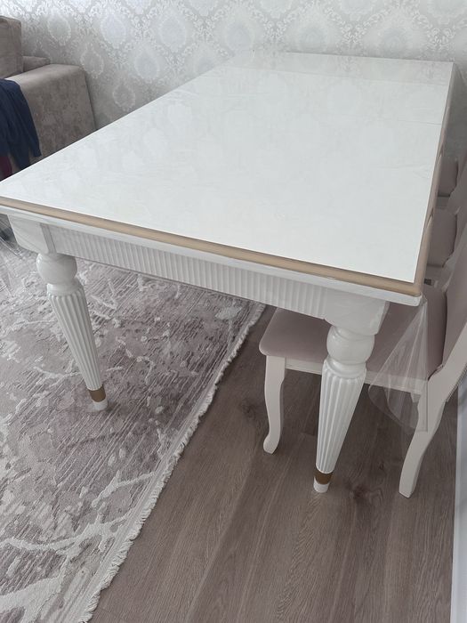 Стол обеденный для гостей