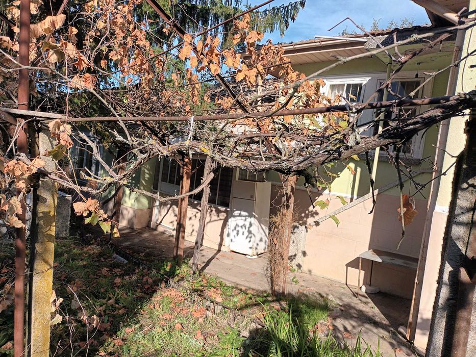 КЪЩА с  Баня Т.  +Двор и Други  СГРАДИ в Алфатар НИСКА Цена !