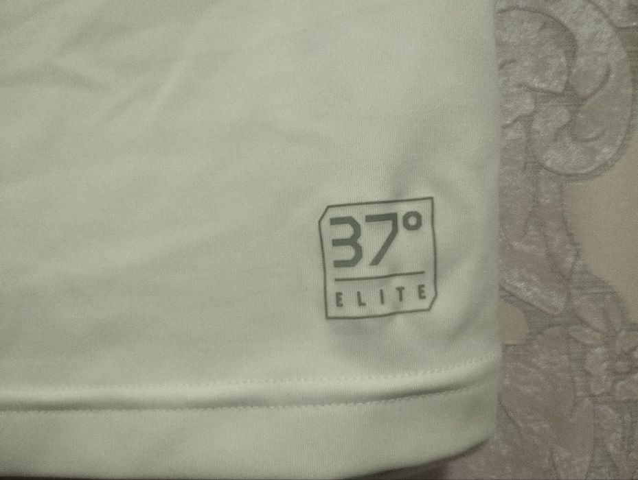 Компрессионная футболка Umbro (ориг). S размер. В отличном состоянии