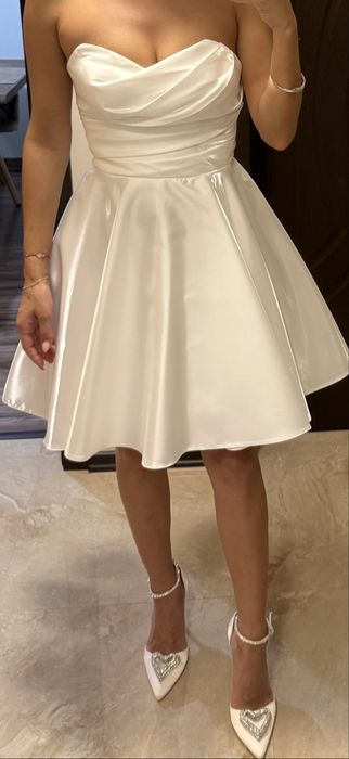 Нежна и елегантна бяла рокля