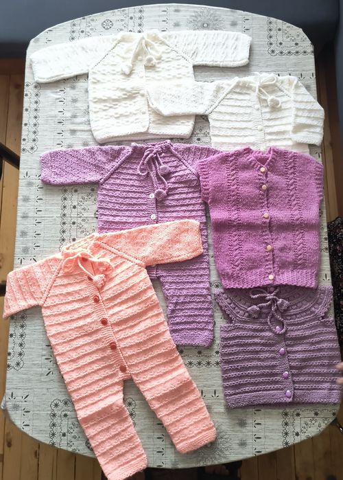 Бебешки ръчно плетени дрехи