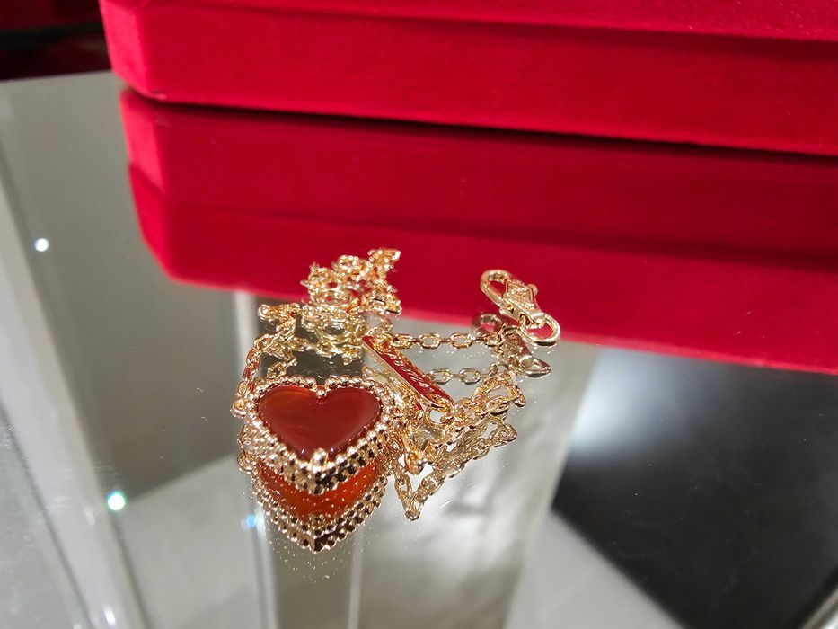 Van Cleef & Arpels VCA Rose Sweet Alhambra Red Heart Дамска Гривна