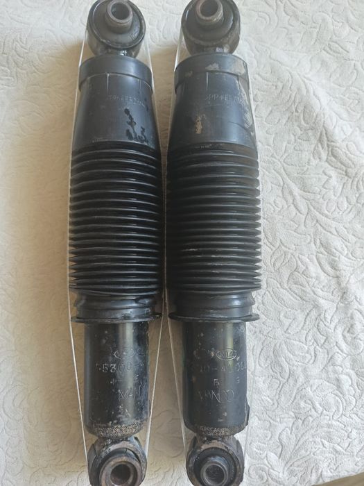 Продам задние амортизаторы