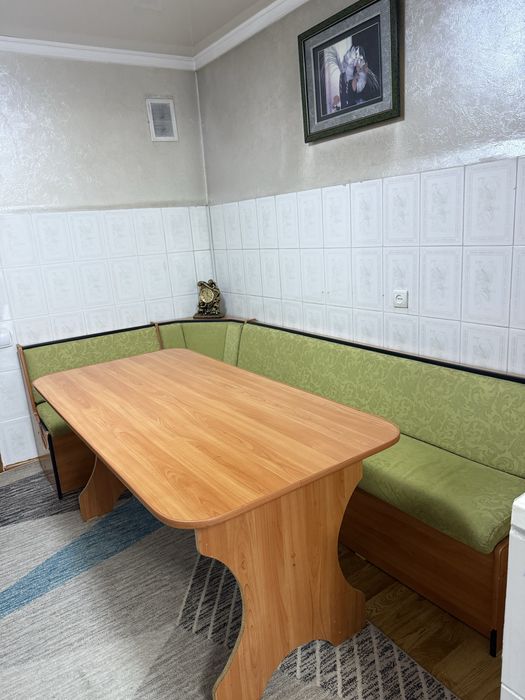 Продам кухоннный уголок со столом