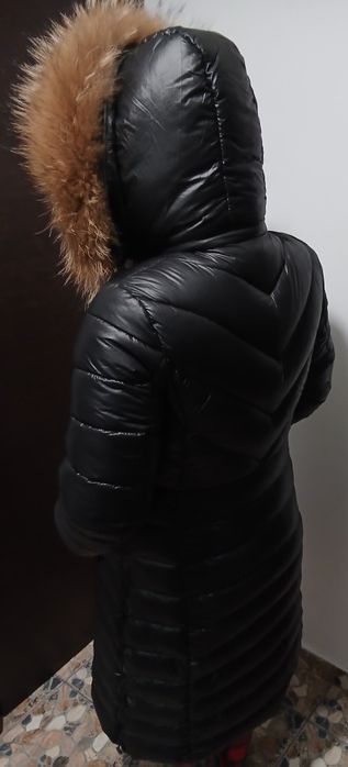 Haina lunga de dama sezon rece model Moncler Long Jacket cu blana naturala de vulpe la gluga marimea L sau 42 stare perfecta.
Dimensiuni:
- dista