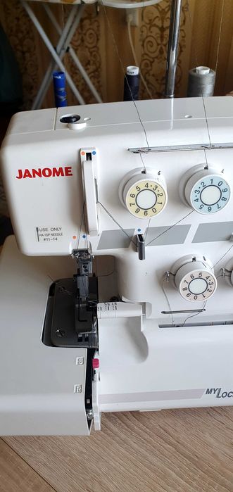 Оверлок Janome 204D в упаковке