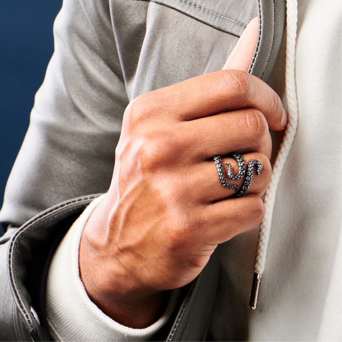 Сребристо-черен пръстен пипала на октопод