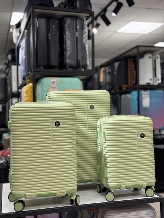 3 чемодана по акции противоударные