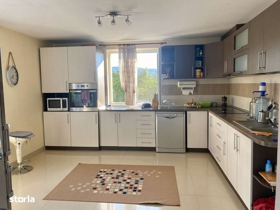 Casă centrală, spațioasă cu priveliști și curte generoasă – Jibou