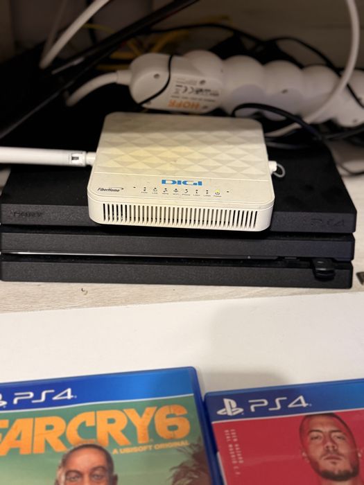 Consola SONY PlayStation 4 PRO 1TB  2 manete plus 2 jocuri Far cry 6 si fifa 2020 sau schimb cu PS5 plus diferenta din partea mea