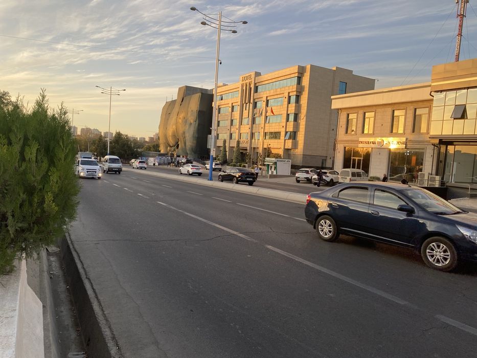 Продается здание у дороги в Мирзо-Улугбекском районе Ташкента