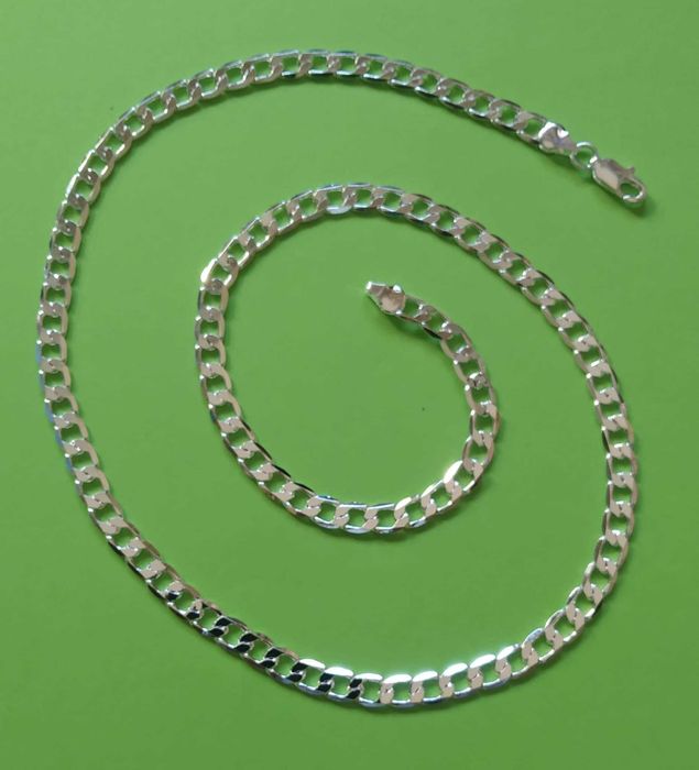 Нов, масивен/плътен/здрав сребърен ланец в кутия.