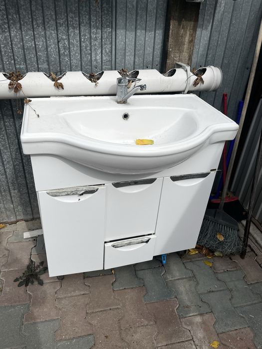 Продам раковину с тумбой.