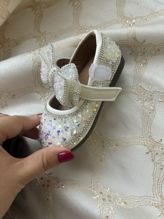 Продам туфельки со стразами