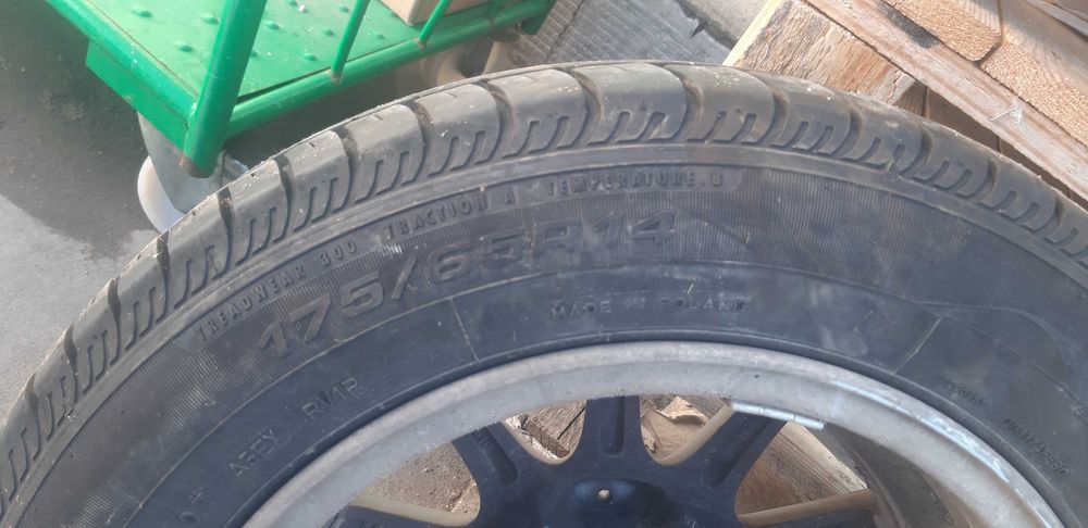 Гуми със джанти.