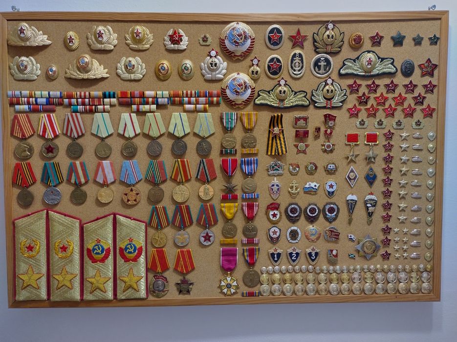 Medalie Insigna decoratie stema  chipiu cascheta  casca militara comunista sovietica