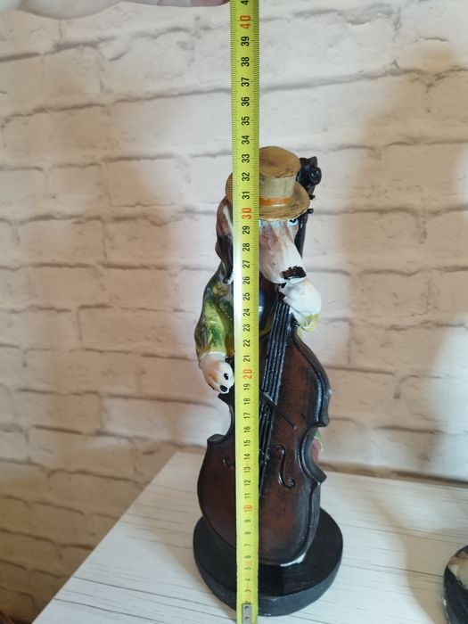 Căței cântăreți, statuete din rasina