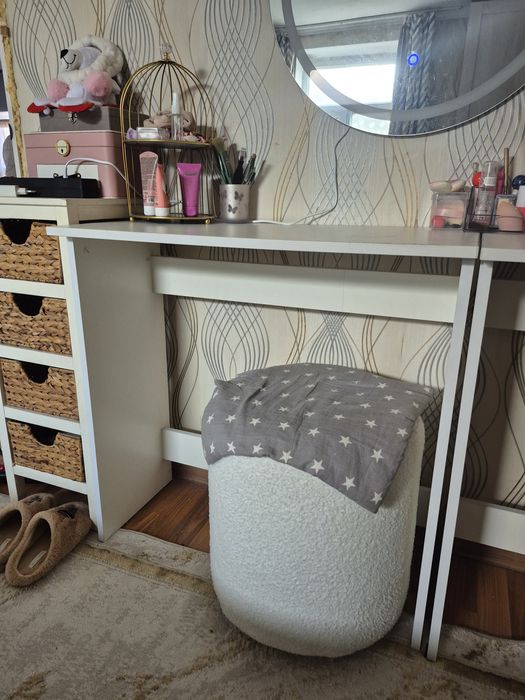 Полка и 2 столика в отличном виде