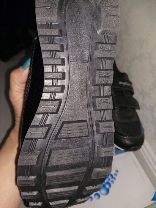 Продам  дёшево  детские кроссовки