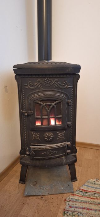 Soba fonta pe lemne, tip semineu, cu plita