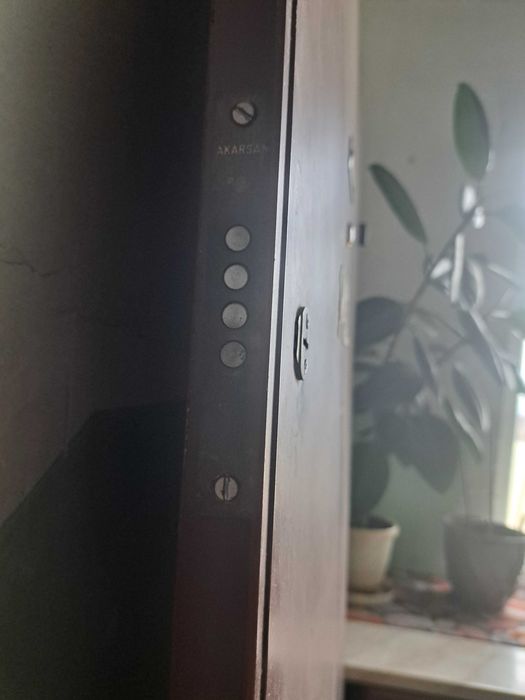 продавам метална врата с рамка,