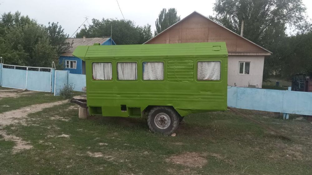 Кунг на тракторном прицепе.