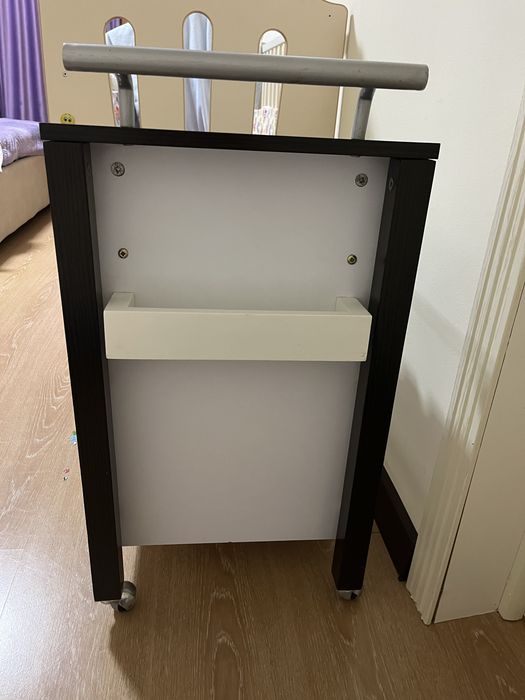 Сервировочный столик на колесах