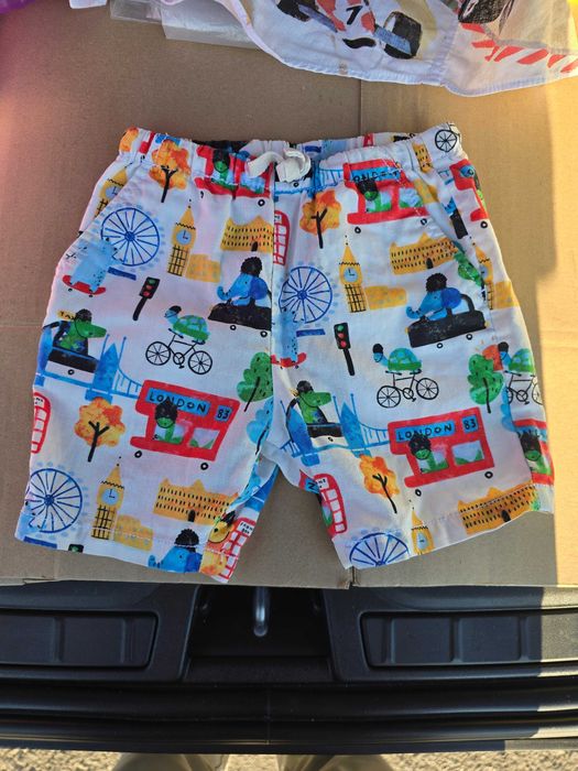 Compleu cămașa cu mânecă scurta și pantaloni scurti