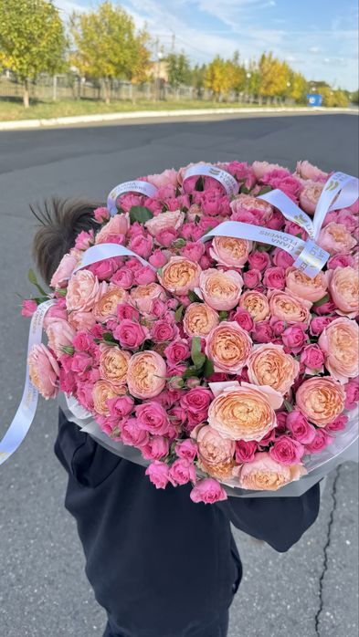 Букет из кустовых и пионовидных роз